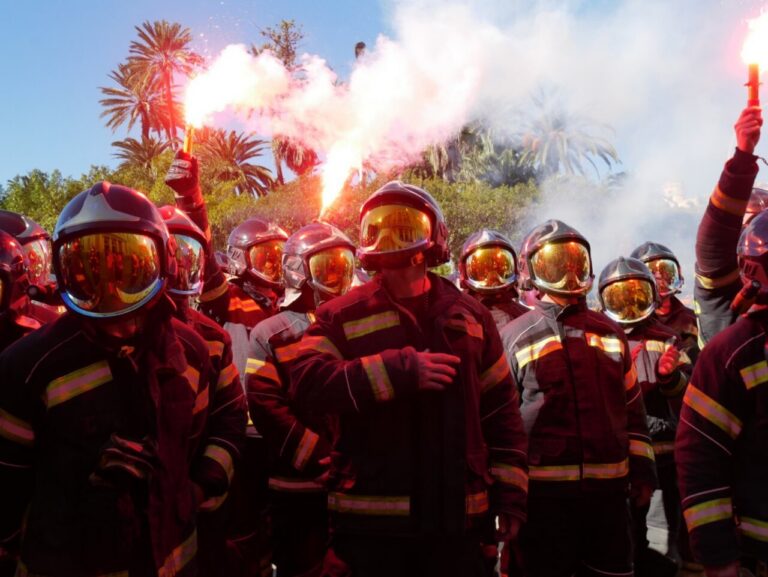 Bomberos de Melilla en protesta con bengalas y humo en el aire