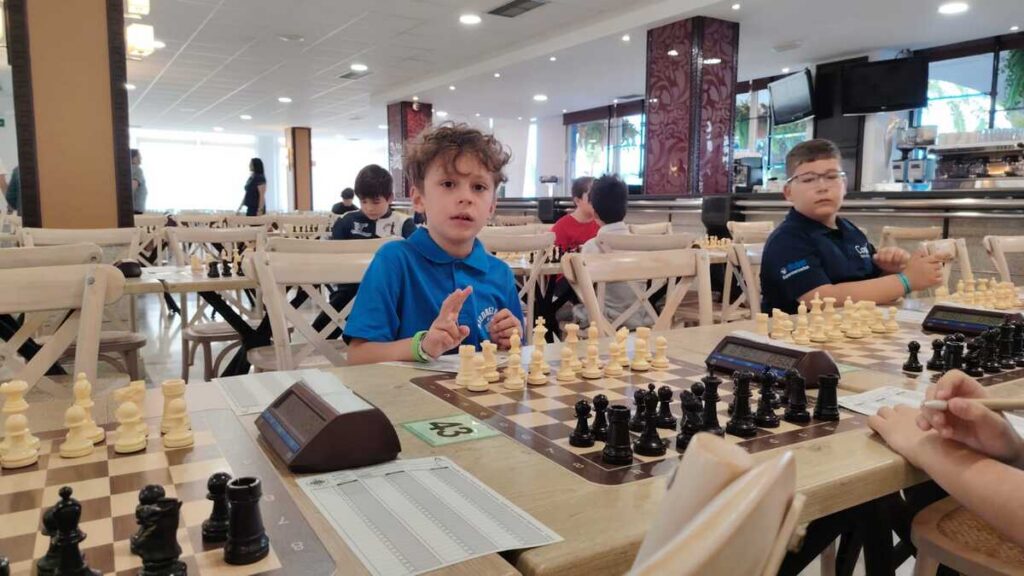 Niños jugando ajedrez en un torneo en Roquetas de Mar