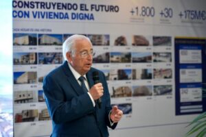 Un hombre hablando sobre el desarrollo de vivienda en Melilla.