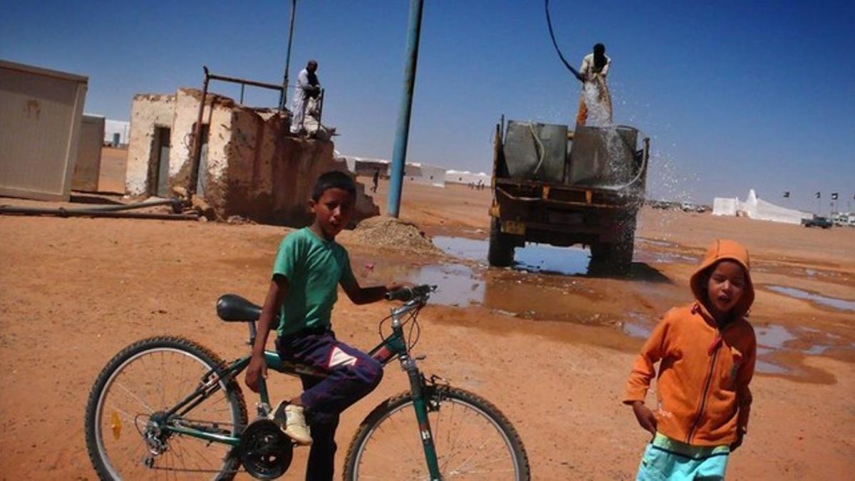 Niños en el campamento de refugiados de Tinduf jugando y recibiendo agua.