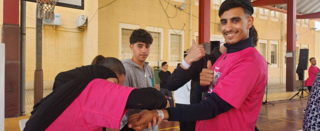 Participantes en la Campaña Mundial por la Educación en Melilla con camisetas rosas