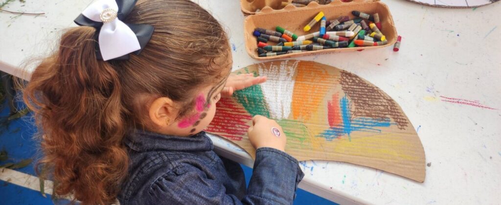 Niña pintando en una actividad de la Campaña Mundial por la Educación