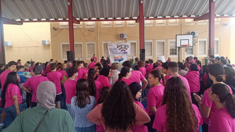 Multitud de personas con camisetas rosas en evento educativo en Melilla