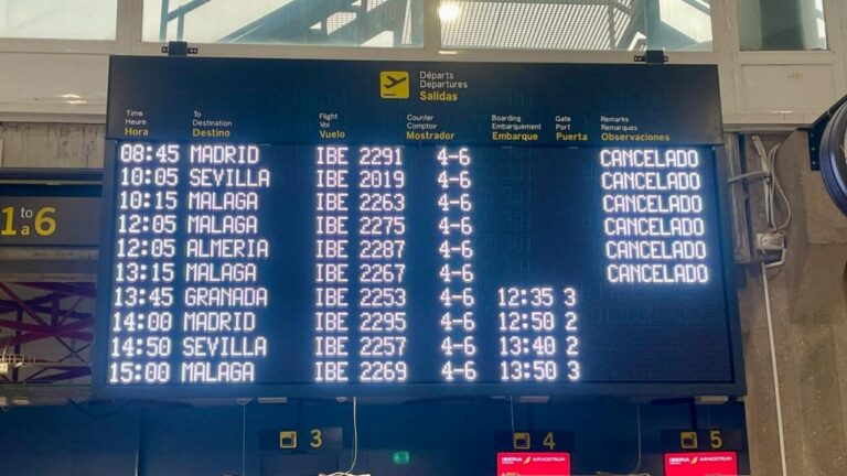 Pantalla de salidas con vuelos cancelados en el aeropuerto de Melilla