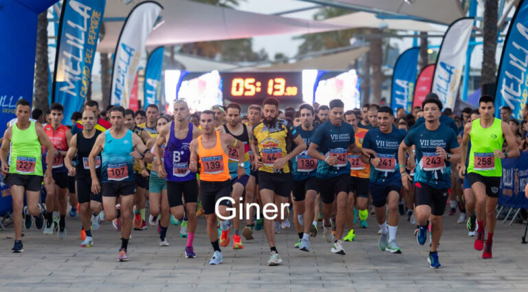 Corredores participando en la VIII Carrera Nocturna en Melilla