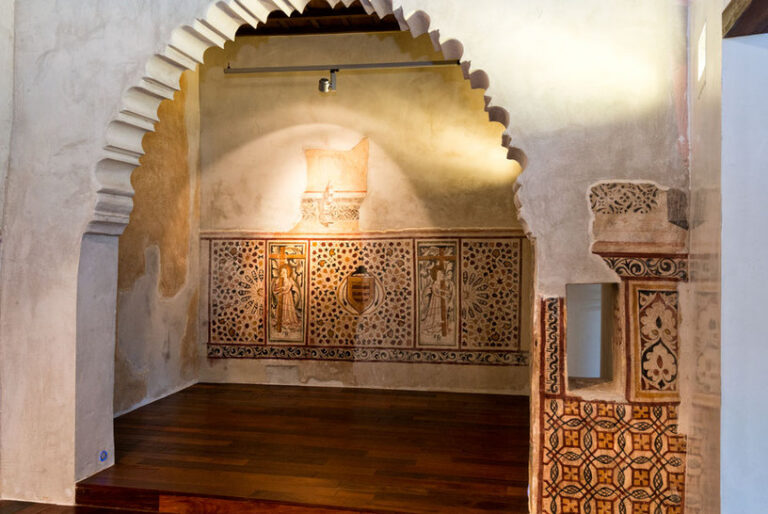 Interior de la Casa Mudéjar-Casa Árabe en Córdoba con decoración andalusí