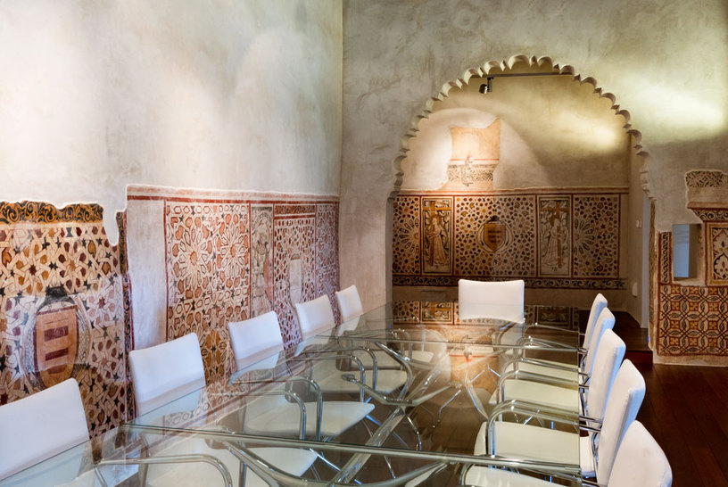 Interior de la Casa Mudéjar-Casa Árabe en Córdoba con decoración andalusí