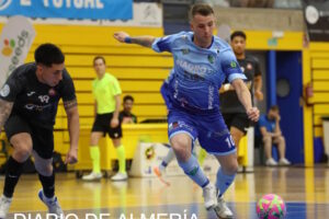 Jugador del C.D. Melistar en acción durante un partido de fútbol sala