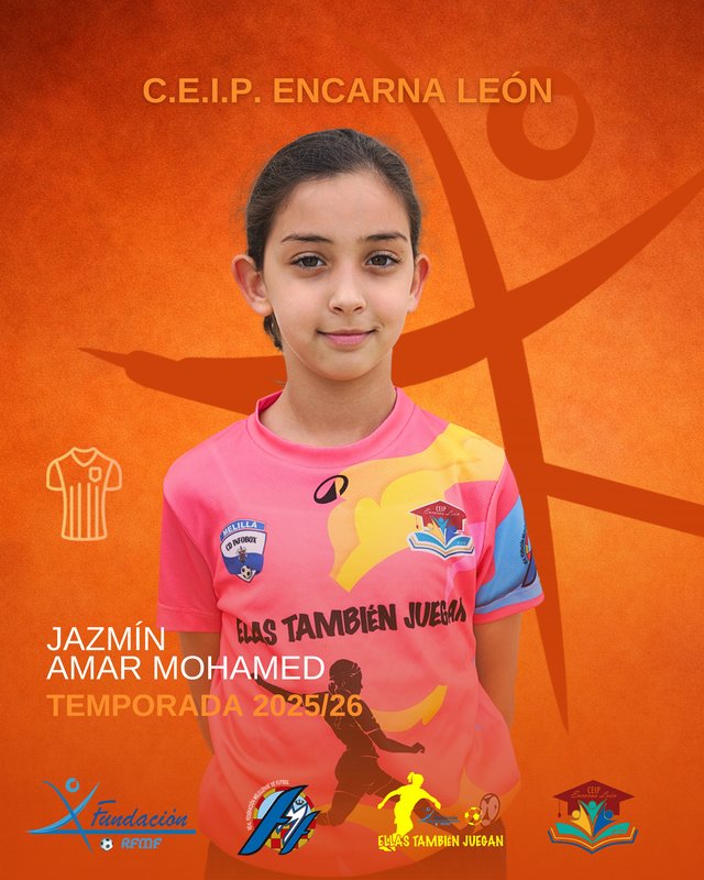 Niña con camiseta de fútbol del CEIP Encarna León sonriendo en un evento deportivo