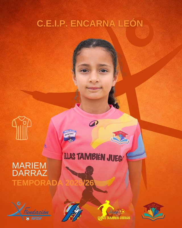 Niña con camiseta de fútbol del CEIP Encarna León