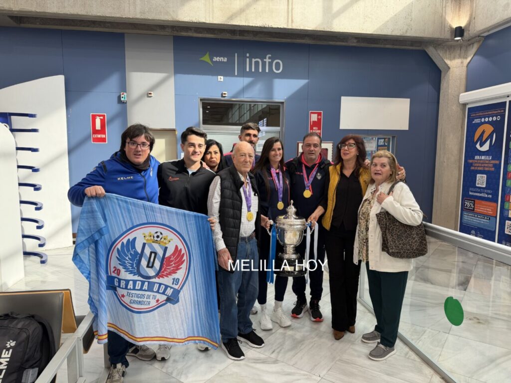 Jugadores y directivos del Melilla Torreblanca celebrando la Copa de la Reina