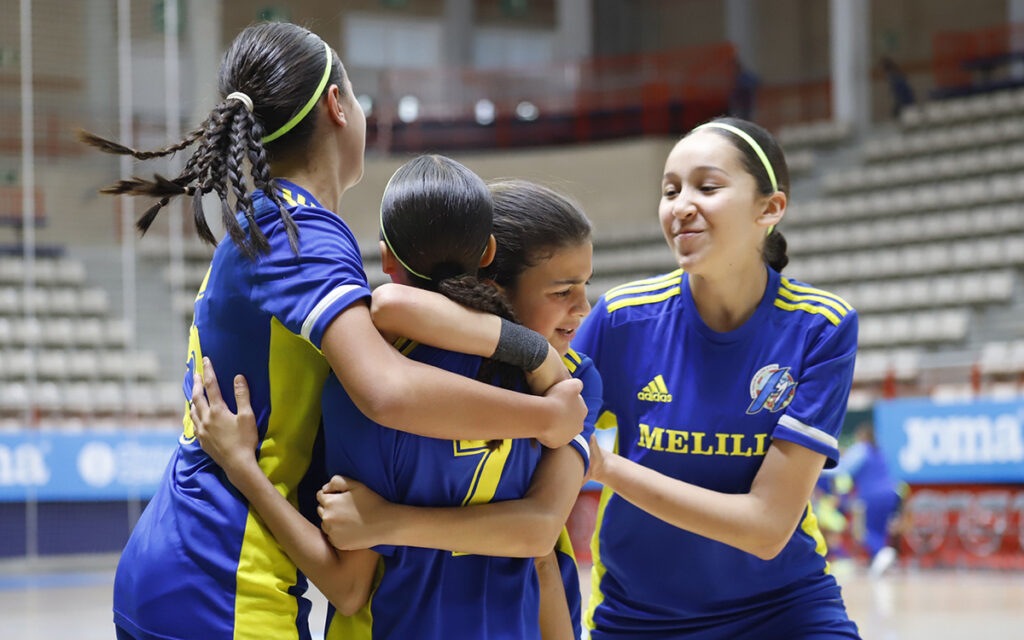 Jugadoras del equipo femenino de Melilla celebrando un gol en el campeonato