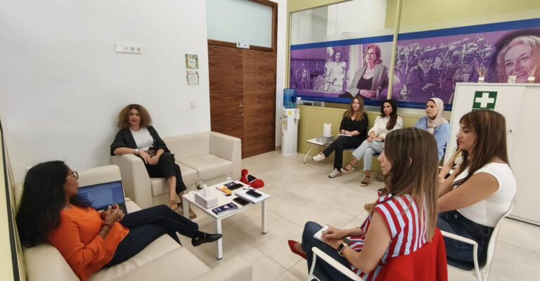 Reunión en el Centro de Crisis 24H de Melilla con profesionales y representantes de la Fundación Aspacia.