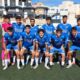 Equipo juvenil del C.F. Rusadir posando en el campo de fútbol