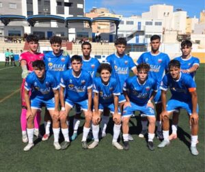 Equipo de fútbol del C.F. Rusadir en el campo de juego