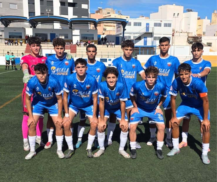 Equipo de fútbol del C.F. Rusadir en el campo de juego