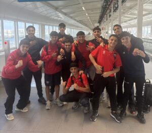 Jugadores del C.F. Rusadir celebrando su victoria en el Pabellón de La Libertad