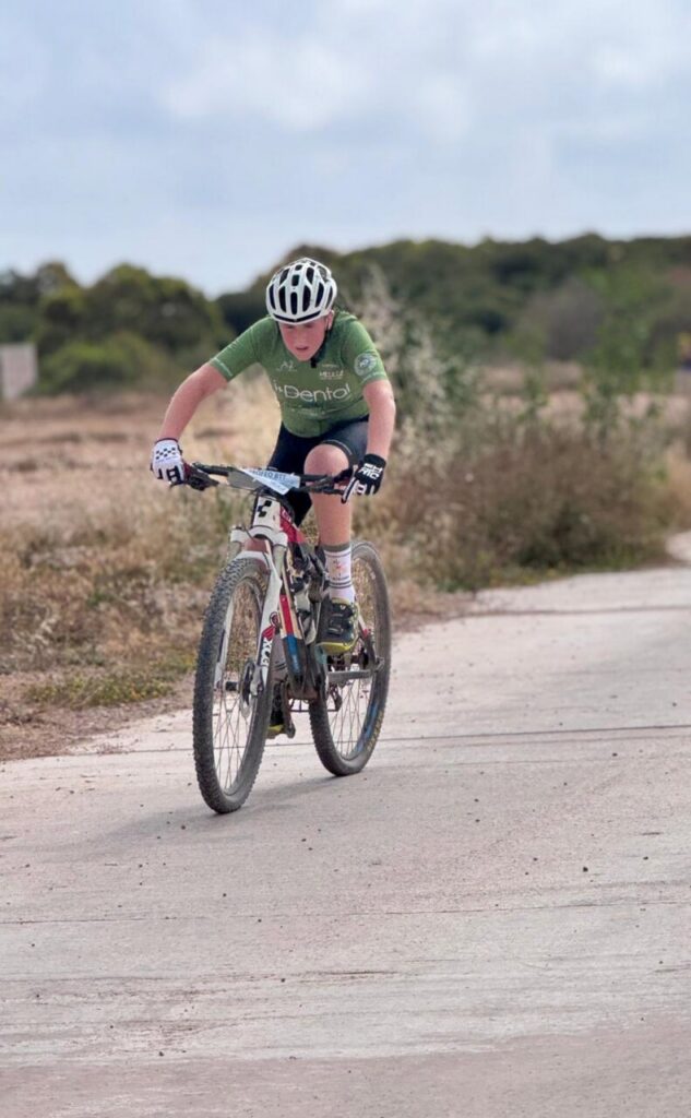 Joven ciclista compitiendo en el Trofeo UNED en Melilla