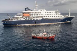 Crucero MV Hondius en el mar con un bote de rescate