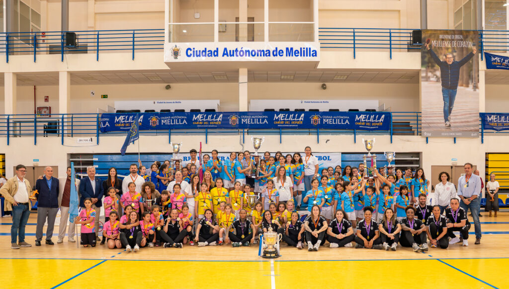 Participantes de la Liga Escolar de Fútbol Femenino en Melilla durante la clausura.