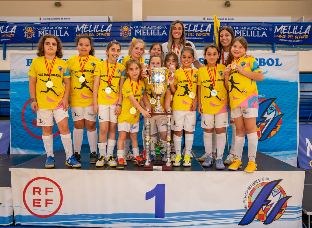 Niñas celebrando la clausura de la Liga Escolar de Fútbol Femenino
