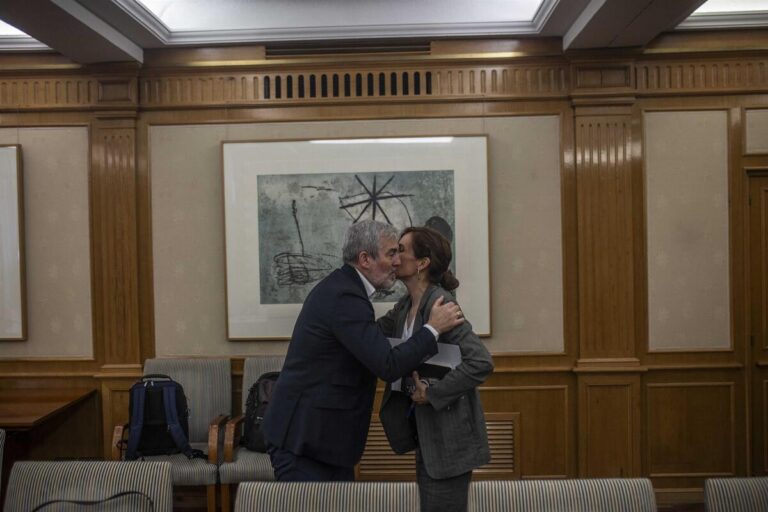 Fernando Clavijo y Mónica García en reunión sobre crucero afectado por hantavirus