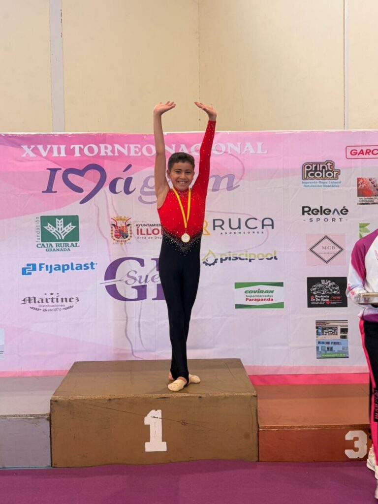 Gimnasta del Club Ágora en el podio tras ganar medalla en competición