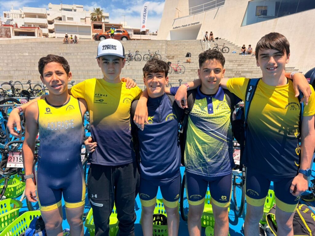 Equipo masculino del Club Atlético Melilla en el Campeonato de España de Triatlón