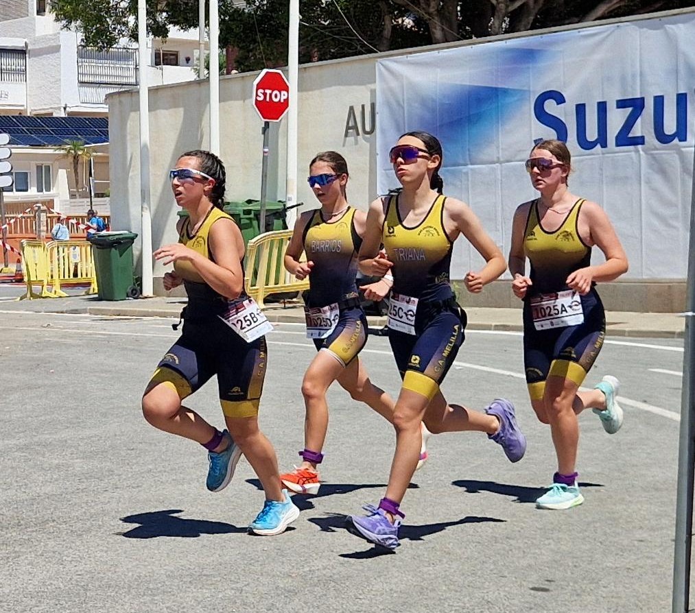 Cuatro atletas del Club Atlético Melilla corriendo en una competición de triatlón.