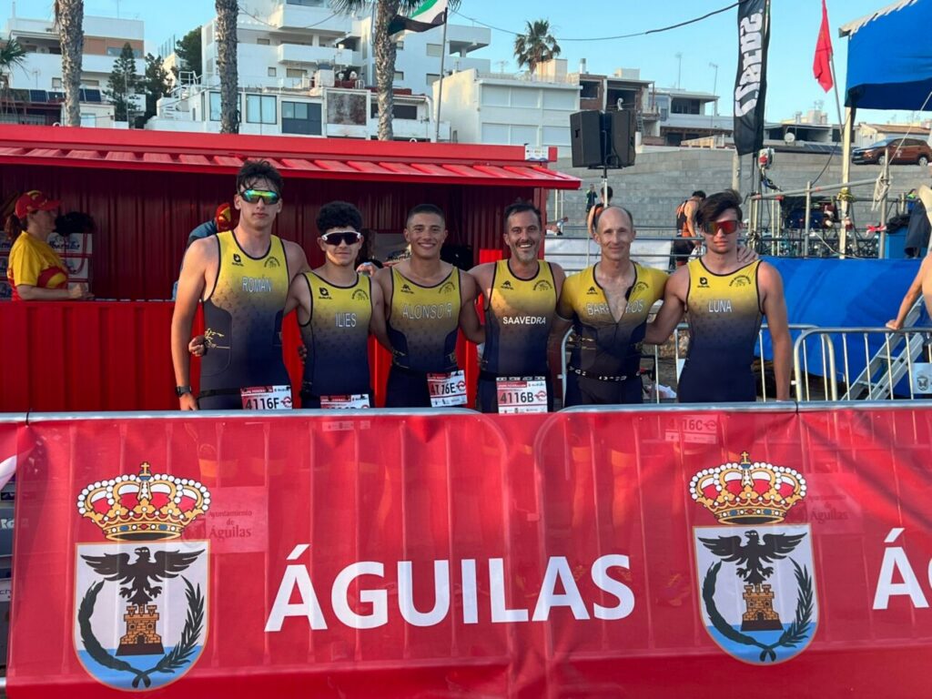 Equipo del Club Atlético Melilla en el Campeonato de España de Triatlón en Águilas