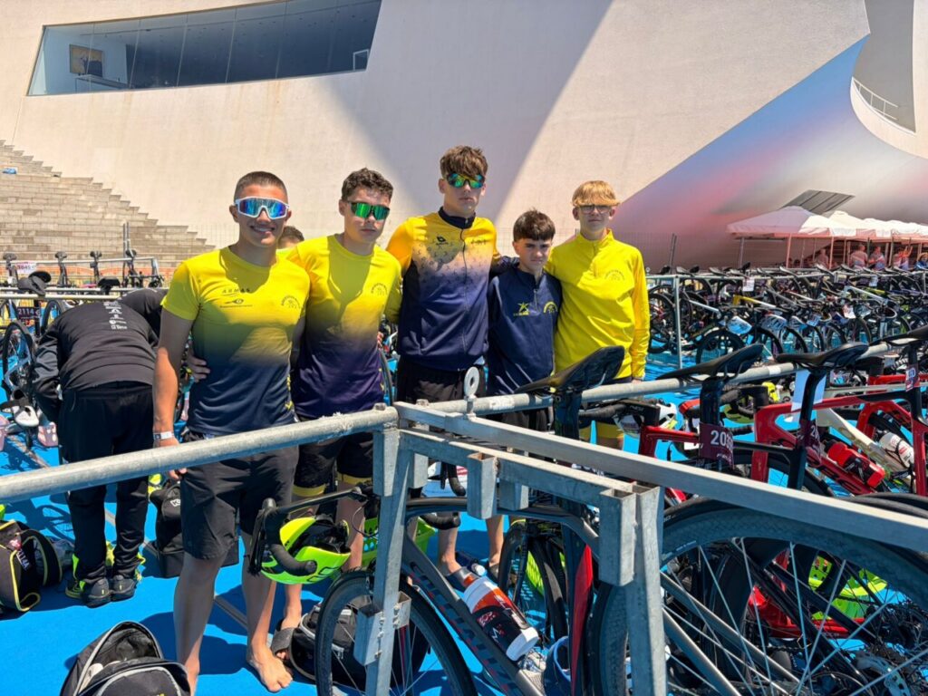 Equipo masculino del Club Atlético Melilla en el Campeonato de España de Triatlón