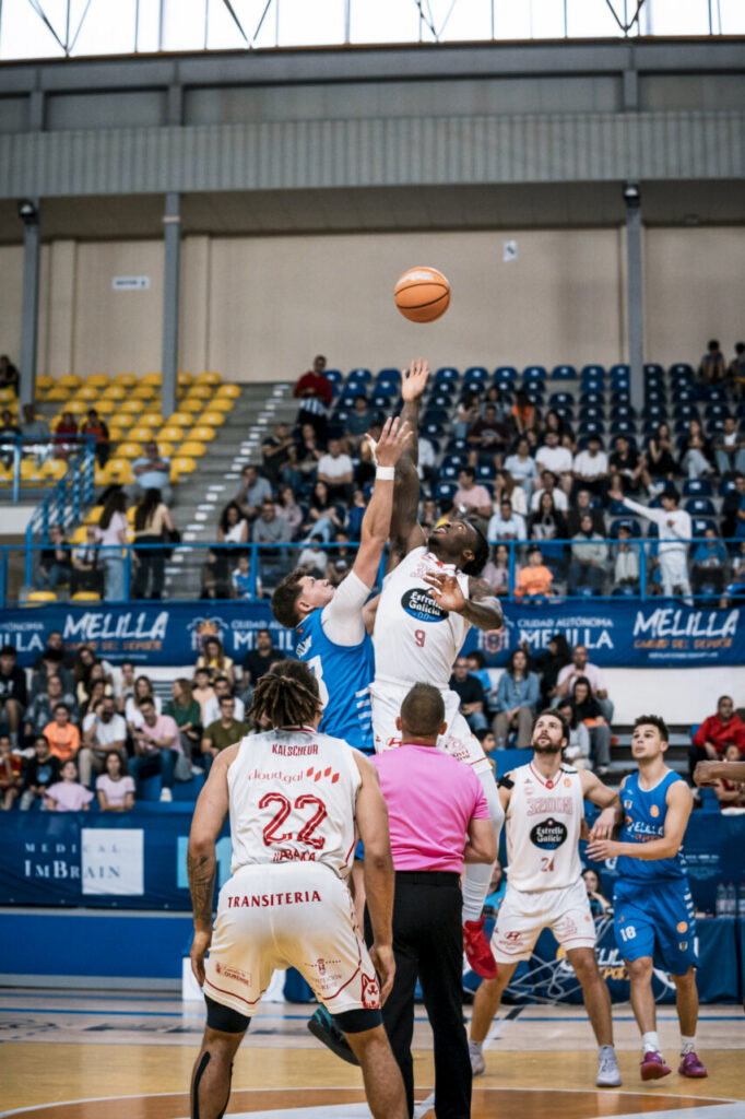 Jugadores del Club Melilla Baloncesto en el salto inicial contra Ourense