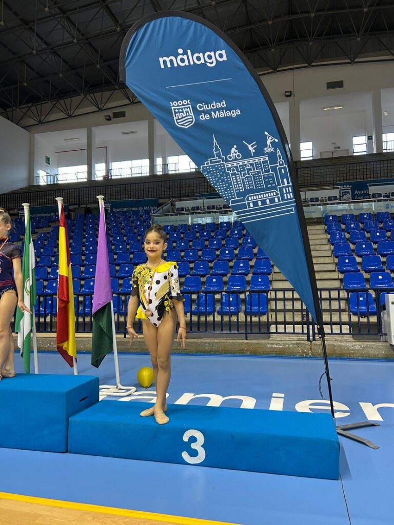 Gimnasta en el podio durante el Torneo Ciudad de Málaga
