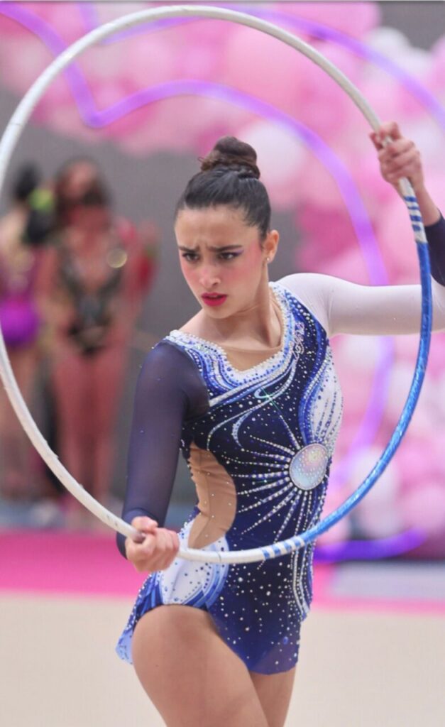 Gimnasta del Club Virka Melilla realizando un ejercicio con aro