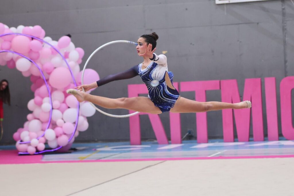 Gimnasta del Club Virka Melilla realizando un ejercicio con aro en competición.