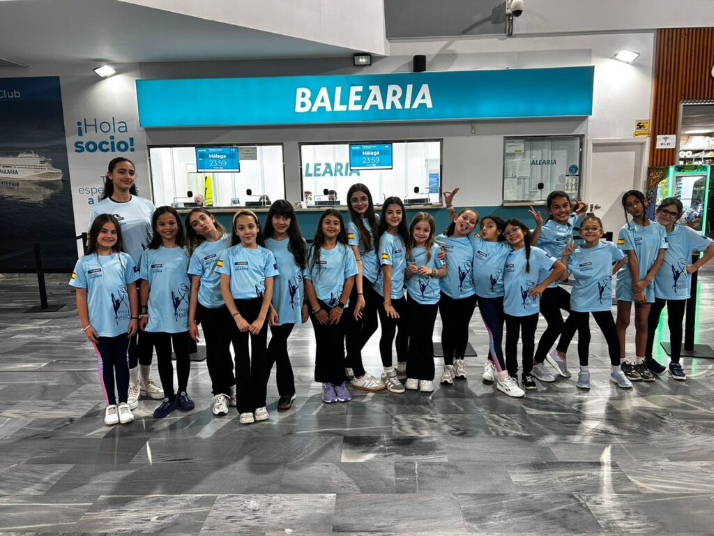 Grupo del Club Virka Melilla en el torneo de gimnasia en Málaga