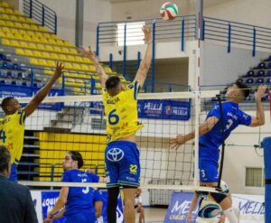 Jugadores del Club Voleibol Melilla en acción durante un partido