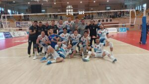 Jugadores del Club Voleibol Melilla celebrando una victoria en la cancha.