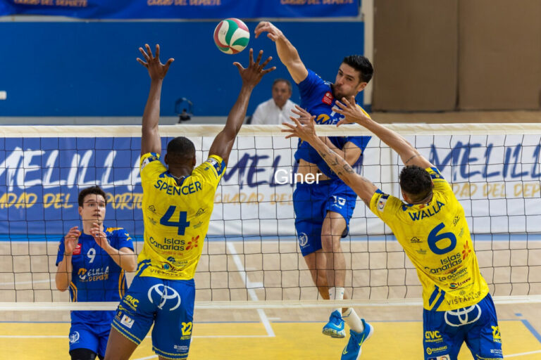 Jugadores del Club Voleibol Melilla y Guaguas en acción durante un partido