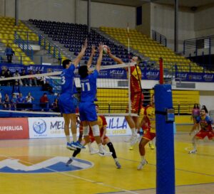 Jugadores del Club Voleibol Melilla en un partido contra Soria