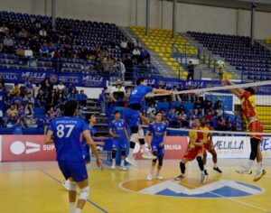 Jugadores del Club Voleibol Melilla en un partido de semifinales