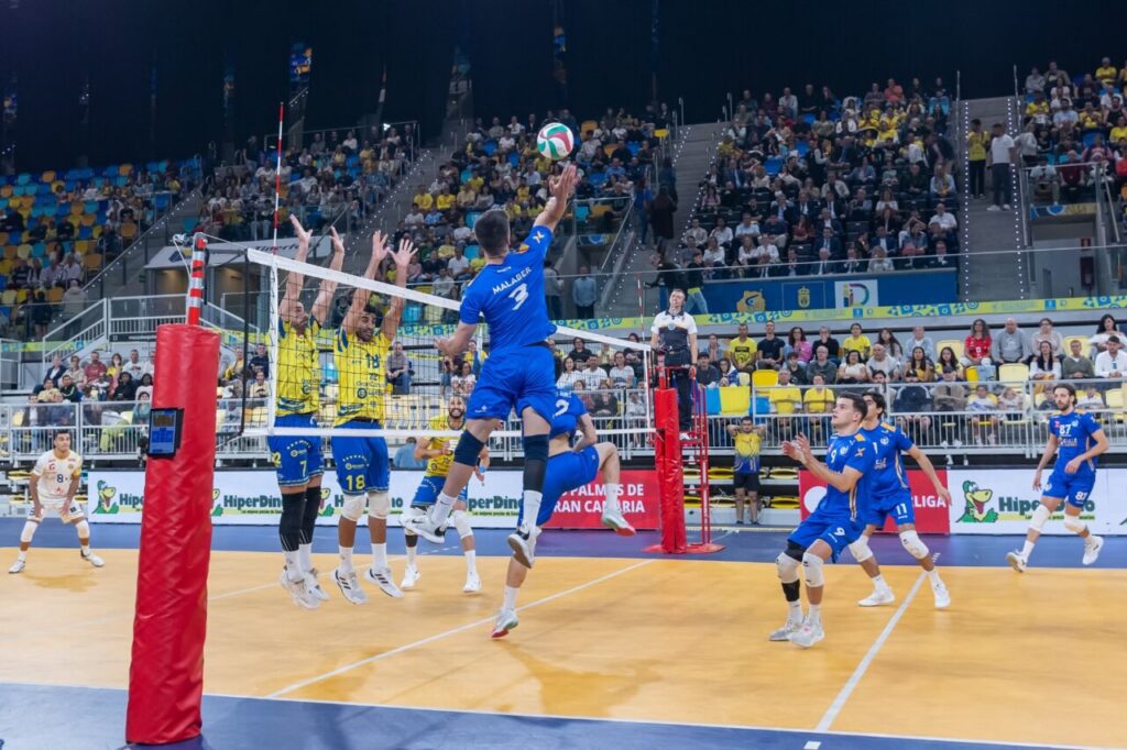 Jugadores del Club Voleibol Melilla en acción durante la final.