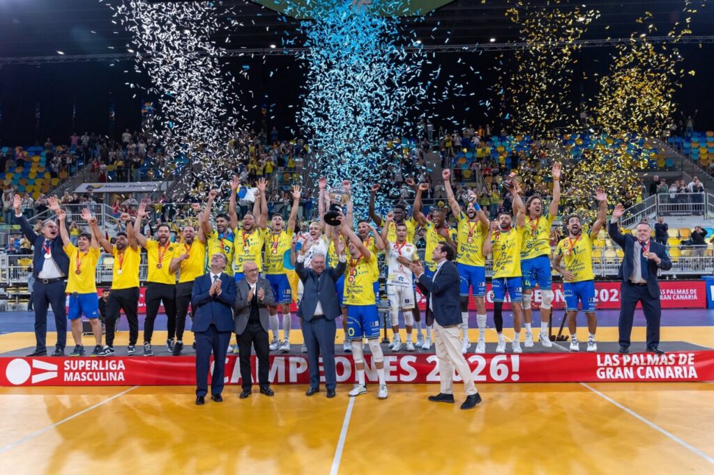 Celebración del Club Voleibol Melilla tras el subcampeonato en la Superliga Masculina