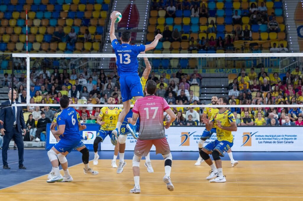Jugadores del Club Voleibol Melilla en acción durante la final de la Superliga Masculina