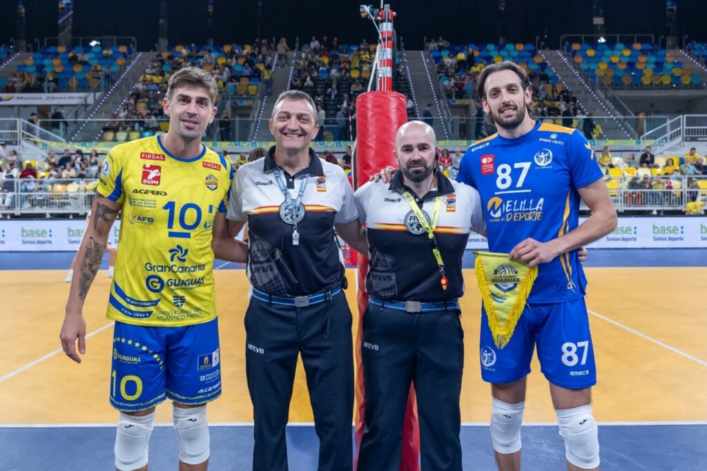 Jugadores y árbitros del Club Voleibol Melilla y Guaguas en la final