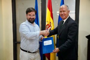 Dos hombres estrechando manos en un evento de colaboración en Melilla