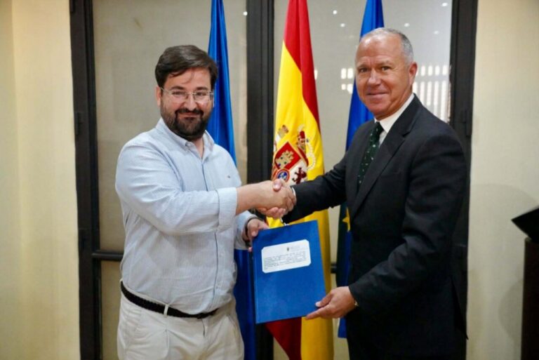 Dos hombres estrechando manos en un evento de colaboración en Melilla