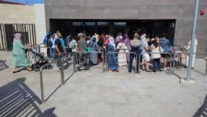 Personas esperando en la frontera de Beni Enzar en Melilla
