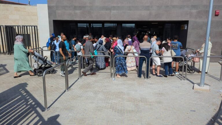 Personas esperando en la frontera de Beni Enzar en Melilla