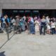 Personas esperando en la frontera de Beni Enzar en Melilla